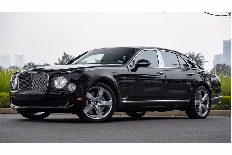 Chiếc Bentley Mulsanne bản giới hạn 48 chiếc trên toàn thế giới vừa được một showroom xe cũ đăng bán. Đây là chiếc Bentley Mulsanne Le Mans Edition độc nhất tại Việt Nam được sản xuất năm 2013.