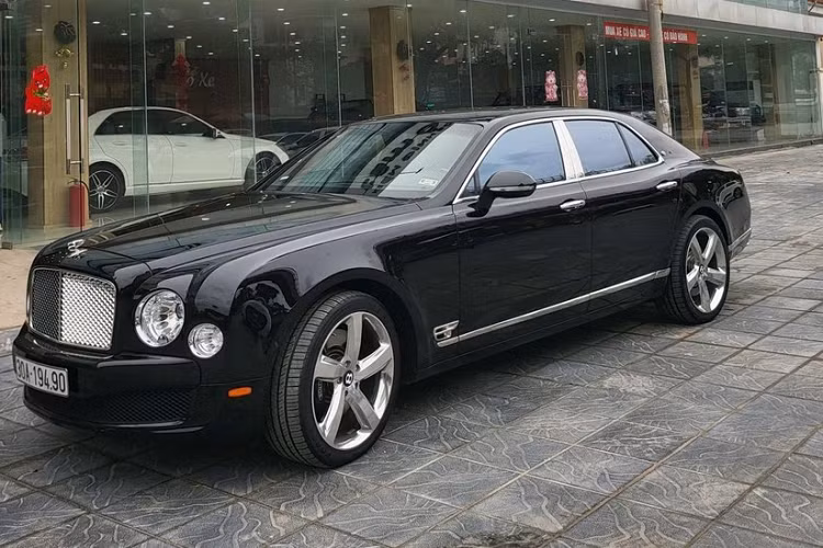Dòng xe Bentley Mulsanne siêu sang đã chính thức bị khai tử vào năm 2020, sau 1 thập kỷ có mặt trên thị trường, đây cũng chính là đối thủ của Rolls-Royce Ghost. Dòng xe này được đặt tên theo đường đua Mulsanne Straight of the Le Mans, nơi Bentley đã mang nhiều chiếc xe đua của mình đến đây để chinh phục nhiều cột mốc lịch sử.