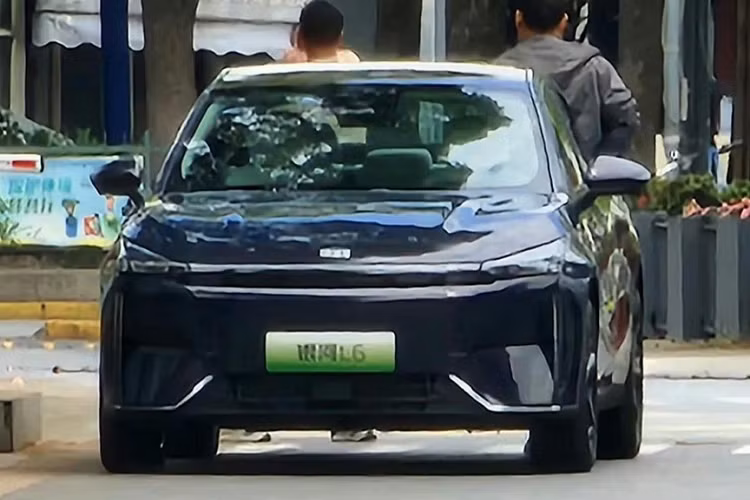 Ngoài ra, Geely Galaxy L6 còn có đèn pha sắc cạnh, thiết kế đẹp mắt, phía dưới là dải đèn LED và tấm ốp nhựa màu đen có hình chữ T ngược, tạo nên sự cá tính cho xe. Nhìn từ bên hông, chiếc xe Geely Galaxy L6 sử dụng kiểu dáng trượt về phía sau và được trang bị tay nắm cửa ẩn, trang bị tiêu chuẩn của các hãng xe Trung Quốc ngày này, tiếp đến là bộ mâm 5 chấu kép, sơn 2 tông màu tương phản.