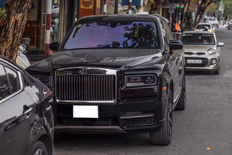 Động cơ của Rolls-Royce Cullinan được trang bị hộp số tự động ZF 8 cấp, hệ dẫn động 4 bánh toàn thời gian và đánh lái 4 bánh hoàn toàn mới.