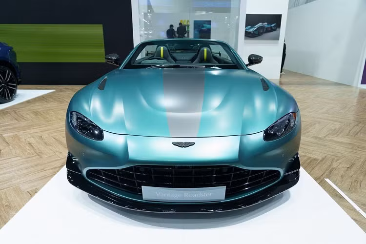 Chiếc siêu xe Aston Martin Vantage F1 Edition Roadster có mặt trong triển lãm BIMS 2023 ở Thái Lan không phải xe trưng bày và nhiều khả năng sẽ bàn giao cho đại gia nào đó ở nước này, lý do nằm ở việc xe có tay lái nghịch, trong khi đa phần các xe tạm nhập tái xuất ở Thái để trưng bày đều có tay lái thuận. Hiện chưa rõ mức giá xe Aston Martin Vantage F1 Edition Roadster ở Thái Lan.