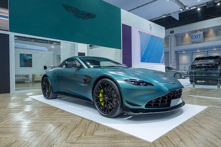 Việc các đại gia Thái Lan đã có chiếc Aston Martin Vantage F1 Edition Roadster đầu tiên cũng khiến không ít người yêu xe trong nước rất tò mò muốn biết liệu chủ nhân của Aston Martin Vantage F1 Edition độc nhất Việt Nam, ông Đặng Lê Nguyên Vũ có chốt đơn luôn bản mui trần để làm 1 cặp xe Aston Martin Vantage F1 Edition trưng bày.