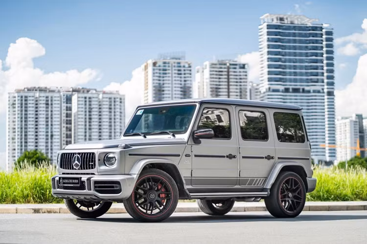 Theo thông tin người bán chia sẻ, chiếc Mercedes-AMG G63 bản Edition 1 đang rao bán trên sàn xe cũ này sản xuất năm 2019. Xe có odo khoảng 56.000 km. Đây cũng chính là chiếc Mercedes-AMG G63 Edition 1 2019 sơn màu bạc mờ siêu hiếm, đầu tiên về Việt Nam. Được biết, chiếc xe về nước theo dạng nhập khẩu tư nhân.
