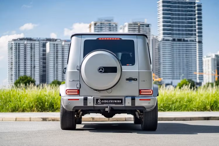 Về ngoại thất, nhìn chung chiếc Mercedes-AMG G63 Edition 1 2019 này vẫn giữ nguyên sự hầm hố và cá tính vốn có của mình. Xe vẫn nổi bật với những chi tiết quen thuộc như cản trước và các hốc hút gió cỡ lớn, lưới tản nhiệt hình thang Panamerica, cụm đèn pha LED dạng tròn.