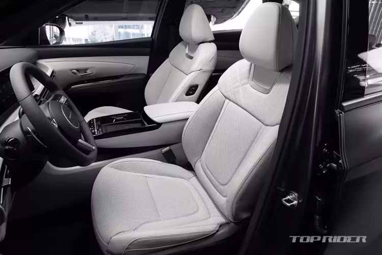 Thứ hai là hệ truyền động hybrid với máy xăng tăng áp 1.6L và mô-tơ điện, cho công suất tổng cộng 230 mã lực. Cuối cùng là động cơ diesel 4 xi-lanh, dung tích 2.0L, cho công suất tối đa 183 mã lực.