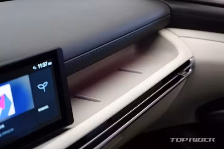 Nằm bên dưới nắp ca-pô của mẫu SUV cỡ C này là 3 tùy chọn động cơ như cũ. Đầu tiên là động cơ xăng 4 xi-lanh tăng áp, dung tích 1.6L tiêu chuẩn, tạo ra công suất tối đa 180 mã lực.