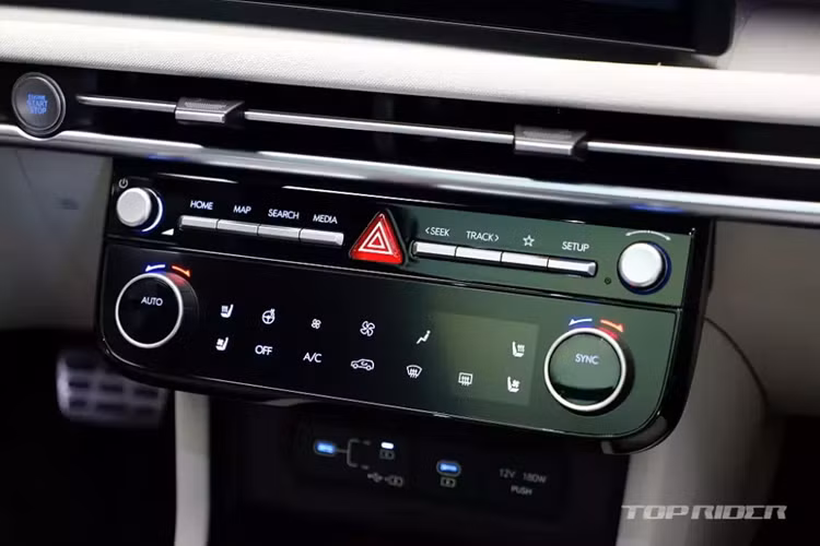 Theo hãng Hyundai, nội thất của Tucson mới đã được tăng cường vật liệu cách âm để giảm tiếng ồn. Hàng ghế thứ nhất còn đi kèm kính cách âm 2 lớp mới.