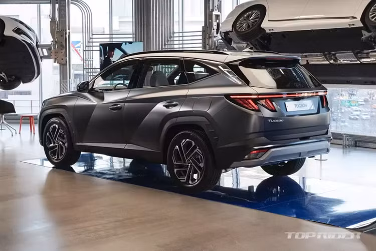 Khi mua mẫu SUV cỡ C này, khách hàng Hàn Quốc có thể chọn các màu sắc như xanh nhám Pine Green Matte, đỏ Ultimate Red Metallic, đen Phantom Black Pearl, trắng Creamy White Pearl, bạc Shimmering Silver Metallic, xám Titanium Gray Metallic, xanh Ocean Indigo Pearl, xám Amazon Gray Metallic và xám nhám Titanium Gray Matte (dành riêng cho bản N line).