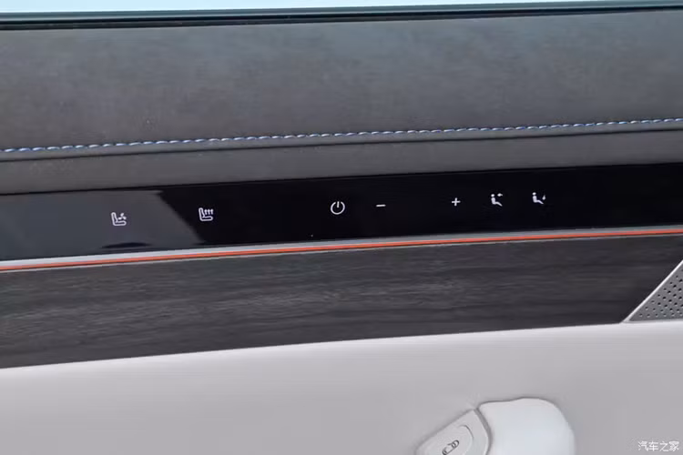 Cuối cùng là việc đặt vào cho sedan điện Huawei Luxeed S7 2024 bộ mâm 21 inch, 5 chấu kép nan hoa đẹp mắt, sơn màu đen mờ rất thể thao kết hợp cùng kẹp phanh màu đỏ hiếu chiến. Chưa hết, xe còn sử dụng bộ lốp Pilor Sport chuyên dụng dành cho xe EV của hãng Michelin.