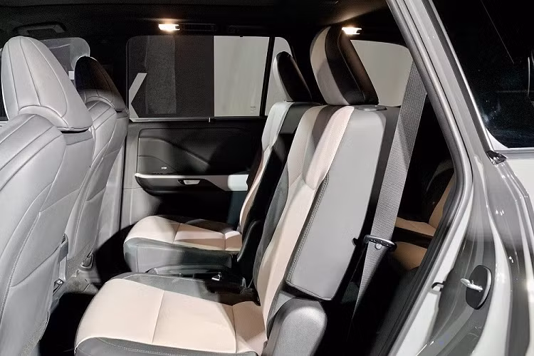 Những trang bị quen thuộc của hãng Lexus như vô lăng 3 chấu, bảng đồng hồ kỹ thuật số 12,3 inch, màn hình cảm ứng trung tâm 14 inch hỗ trợ Apple CarPlay/Android Auto không dây, 2 núm xoay chỉnh điều hòa/âm lượng và cần số ngắn cũng có bên trong mẫu crossover hạng sang này