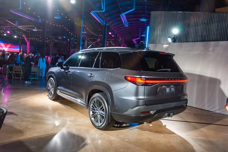 Theo thương hiệu xe sang Nhật Bản, TX vốn ra đời để thay thế Lexus RX L lại được phát triển dựa trên cơ sở gầm bệ xe con TNGA-K giống Toyota Grand Highlander. mẫu xe SUV Lexus TX 2024 trên thực tế cũng là phiên bản hạng sang của Toyota Grand Highlander.