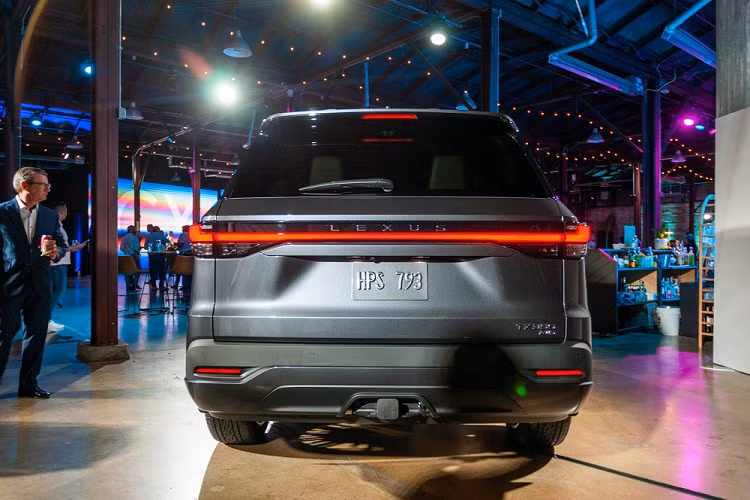 Bên cạnh đó là những chi tiết đặc trưng của thương hiệu Lexus như lưới tản nhiệt hình con suốt cỡ lớn, dải đèn LED định vị ban ngày hình chữ "L", đèn hậu xuyên suốt vắt ngang đuôi xe và tem chữ nổi thay cho logo hãng trên cửa cốp.