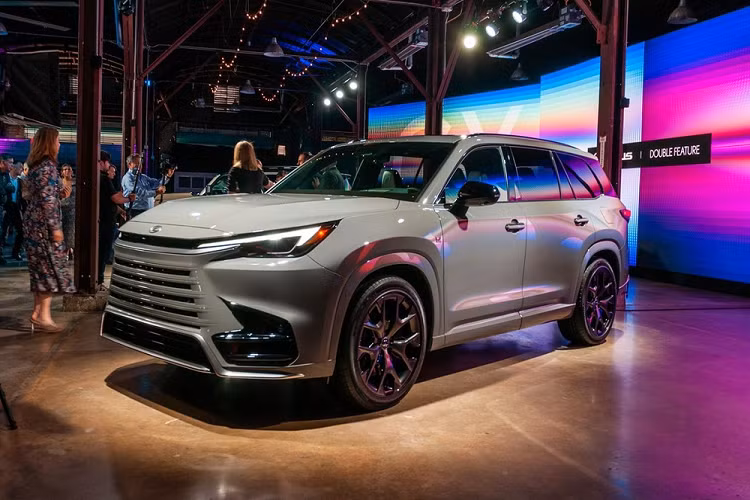 Tương tự nhiều mẫu xe cùng thương hiệu, Lexus TX 2024 cũng có phiên bản F Sport với ngoại hình thể thao hơn. Phiên bản này tạo sự khác biệt bằng những chi tiết màu đen bóng như các khe trong lưới tản nhiệt, hốc đèn sương mù trước, ốp gương chiếu hậu, baga nóc và ốp trên cản sau. Thêm vào đó là logo F Sport trên chắn bùn trước...