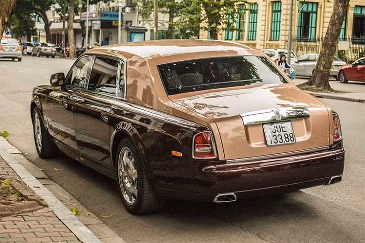 Rolls-Royce Phantom Lửa thiêng được hãng xe Anh quốc tạo ra dành riêng cho ông Trịnh Văn Quyết, người đã bị cơ quan Cảnh sát điều tra Bộ Công an (C01) khởi tố, bắt tạm giam vào tháng 3 năm ngoái. Đây là 1 trong 6 chiếc xe Rolls-Royce Phantom đặc biệt thuộc phiên bản Dong Son nhưng chỉ có 1 chiếc được cho ra đời.