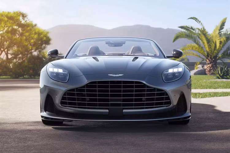 Cũng giống như phiên bản DB12 Coupe, DB12 Volante được trang bị độc quyền động cơ V8 4.0 lít tăng áp kép do Mercedes-AMG cung cấp, sản sinh công suất 671 mã lực (500 kW hoặc 680 PS) và mô-men xoắn cực đại 800 Nm. Sức mạnh này được truyền tới trục sau thông qua hộp số tự động ZF 8 cấp, được hỗ trợ bởi vi sai cầu sau điện tử E-Diff và trục bánh bằng sợi carbon.