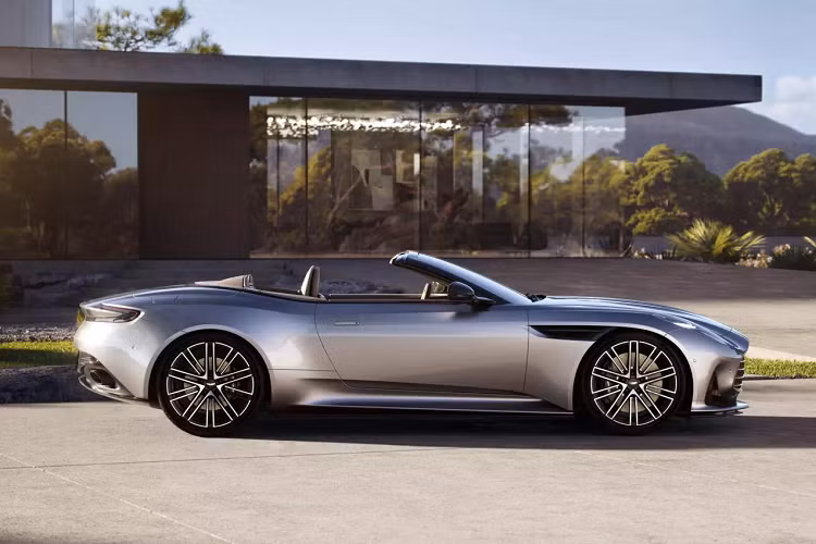 Hãng xe ANh quốc luôn biết cách tạo nên những chiếc xe mui trần ấn tượng và siêu xe Aston Martin DB12 Volante cũng không phải ngoại lệ. Thậm chí, ngoại hình của xe khi hạ mui xuống còn thể hiện tỷ lệ quyến rũ và hài hòa hơn hẳn so với bản coupe mui cứng, nhấn mạnh hơn vào phần đuôi gợi cảm đồng thời để lộ các chi tiết cao cấp bên trong khoang lái.