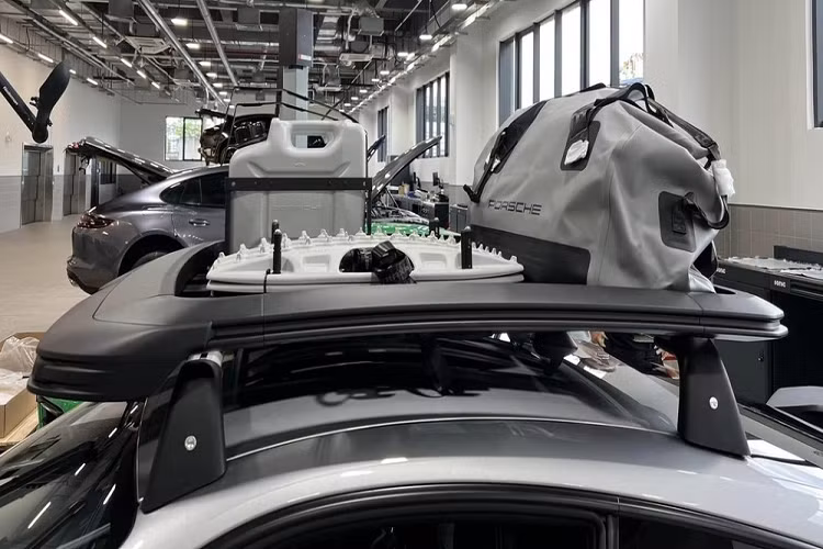 Trong đó, hình ảnh về chiếc xe thể thao Porsche 911 Dakar 2023 chuyên off-road đầu tiên về Việt Nam đã được chia sẻ lên mạng xã hội cho thấy, mẫu xe này đã được chủ nhân cho lên đồ chơi rất quan trọng, đó chính là tấm baga mui, có thể chất vài túi đồ đơn giản hoặc gắn lều, bình đựng xăng, ngoài ra còn có hệ thống chiếu sáng trên nóc nhà thứ 2 này, tất cả đều do hãng Porsche thiết kế.