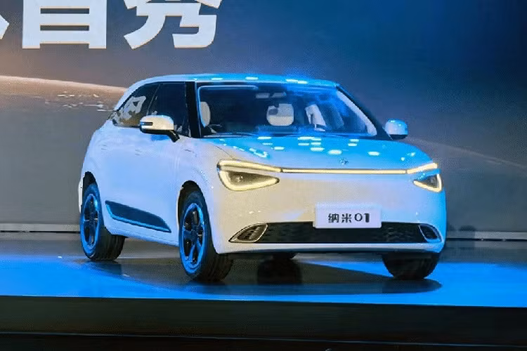 Mới đây, hãng Dongfeng đã ra mắt thương hiệu con mang tên Nammi. Đây là thương hiệu con tiếp theo của Dongfeng, sau Forthing, Fukang, Fengon, Aeolus và M-Hero. Theo hãng Dongfeng, Nammi sẽ chuyên sản xuất ôtô điện cỡ nhỏ với mục tiêu doanh số hàng năm đạt 400.000 xe vào năm 2025. Mẫu xe đầu tiên của thương hiệu Nammi có tên 01.