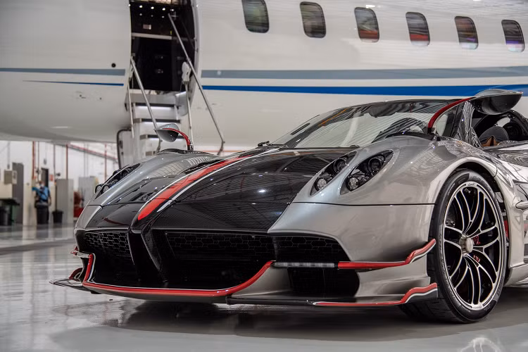 Huayra Roadster BC có thiết kế mui trần nên không được trang bị cửa mở cánh chim gullwing đặc trưng giống với Huayra BC coupe. Cặp gương chiếu hậu của Huayra lấy cảm hứng từ đôi mắt người phụ nữ, đồng thời mô phỏng các đường cong ellipse của đuôi xe.