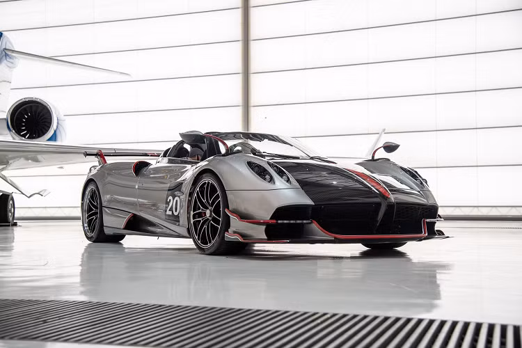 Về trọng lượng, Huayra Roadster BC nặng hơn Huayra BC khoảng 33 kg và nhẹ hơn Huayra Roadster khoảng 30 kg. Tổng khối lượng của chiếc xe khoảng 1.250 kg. Chất liệu được sử dụng trên xe là Carbon-Titanium HP62 G2 và Carbon-Triax HP62, kết hợp bộ khung phụ thép ống tạo khoang lái liền khối.