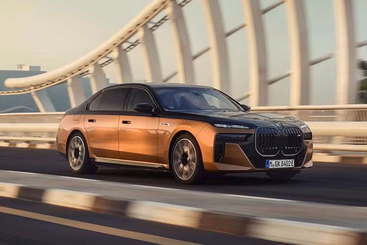 BMW i7 M70 xDrive 2024 tang toc tu 0 - 96 km/h chi 3,5 giay
