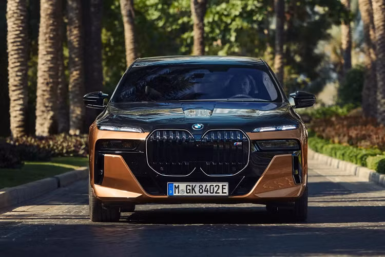 BMW trang bị bộ pin dung tích 101,7 kWh lên i7 M70 xDrive, chiếc xe có phạm vi di chuyển tương đương 474,76 km (295 mp). Dù cùng dung lượng pin nhưng i7 bản tiêu chuẩn di chuyển được nhiều hơn, phạm vi di chuyển đạt 509 km.