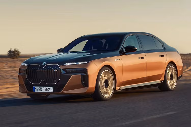 Hai động cơ điện của chiếc xe sedan BMW i7 M70 xDrive 2024 kết hợp tạo ra công suất 650 mã lực thay cho i40 M50 công suất 536 mã lực (theo BMW i40 là sản phẩm bán chạy nhất toàn cầu của bộ phận M) và iX M60 công suất 610 mã lực.