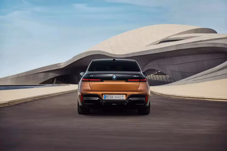 Bên trong, BMW i7 M70 trang bị hệ điều hành BMW mới nhất cùng màn hình chính được thiết kế lại giúp người lái truy cập nhanh chóng và dễ dàng vào các chức năng cụ thể. Màn hình cong cũng hiển thị các phông chữ và đồ họa dành riêng cho M. Tổng thể nội thất BMW i7 M70 xDrive không khác biệt so với bản tiêu chuẩn, nhưng nhận xét không gian BMW i7 đang mang phong cách xuất sắc nhất.