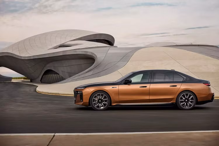 BMW i7 M70 xDrive sử dụng mô tơ điện mạnh nhất hãng từng trang bị đặt tại phía sau với công suất lên tới 483 mã lực, trong khi đó mô tơ trước là loại 255 mã lực, giống i7 thường. BMW i7 M70 xDrive 2024 mất 3,5 giây để tăng tốc từ 0 lên 96 km/h, con số này vượt trội hơn cả phiên bản M phát triển độc lập - BMW XM Label Red.