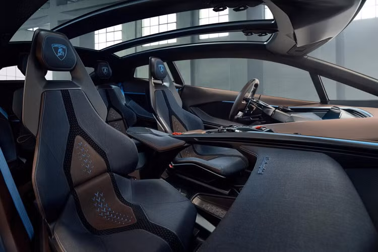 Đáng tiếc là hiện hãng Lamborghini chưa công bố nhiều thông tin liên quan đến hệ truyền động của Lanzador. Chỉ biết rằng, xe sẽ được trang bị 2 mô-tơ điện nằm trên 2 cầu, mang đến hệ dẫn động 4 bánh. Cầu sau còn có thêm hệ thống điều hướng mô-men xoắn. 