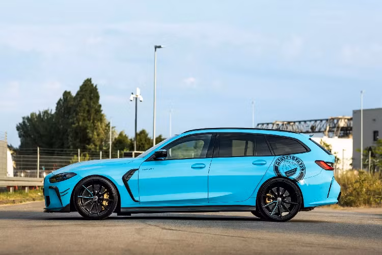 Hãng độ Manhart nâng cấp BMW M3 Touring thêm các bộ phận để hạ thấp chiều cao xe, bộ la-zăng mới, bộ body kit và vô-lăng thể thao. Hệ thống treo H&amp;R tinh chỉnh lại, có thể điều chỉnh độ cao. Xe trang bị mâm Yido Performance có kích thước 20 inch ở phía trước và 21 inch ở phía sau. Ở phía sau, có một phần mở rộng trên cánh gió mui và bốn đầu ống xả 100mm (3,9 in) từ Manhart.