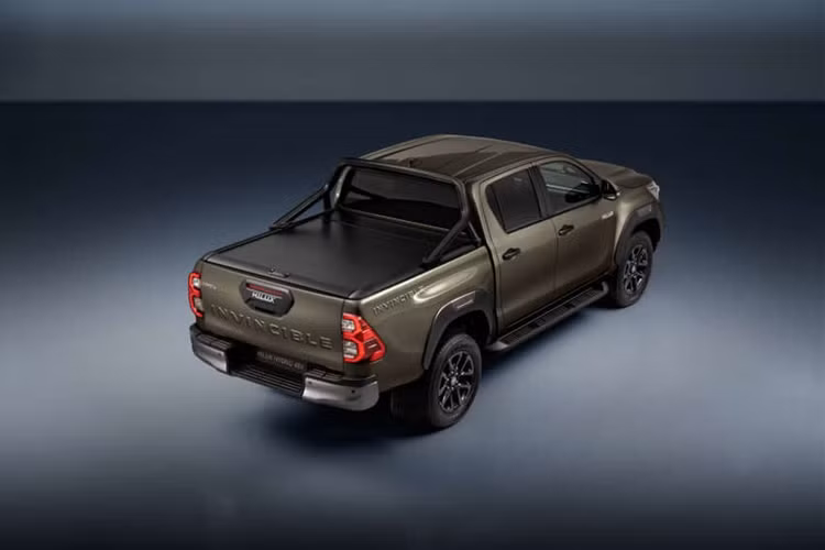 Hilux Hybrid 48V vẫn được thiết kế dạng thân trên khung và trọng tải tiếp tục là 3.500 kg khi kéo và 1.000 kg khi chở hàng. Xe có thể lội qua vùng nước sâu 70cm. Nhà sản xuất cho biết tại châu Âu, giá xe Toyota Hilux Hybrid 48V sẽ công bố giữa năm 2024.