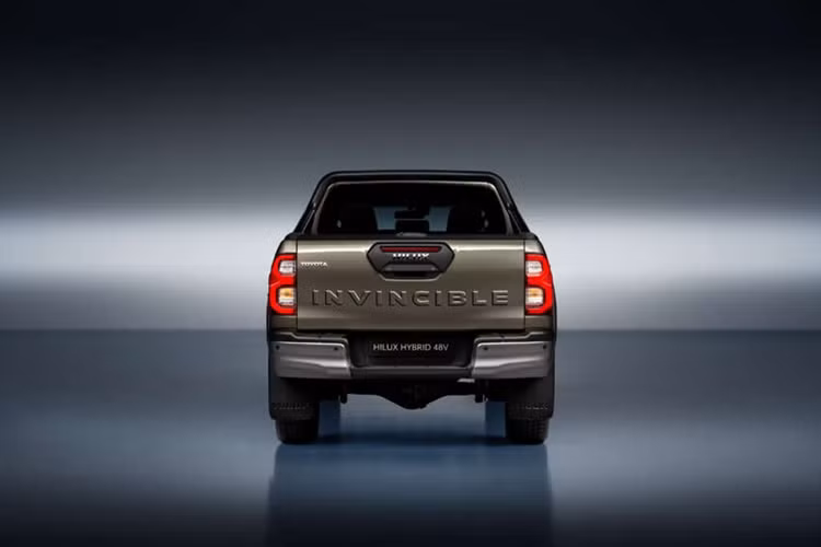 Để giúp đảm bảo Hilux an toàn khi đi off-road, các kỹ sư đã thực hiện thêm các bước để chống thấm các bộ phận điện. Hilux Hybrid 48V có góc tiếp cận và góc thoát lần lượt là 29 độ và 26 độ, trong khi khoảng sáng gầm xe là 310 mm.