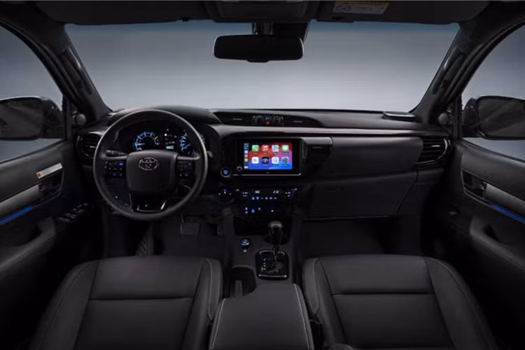 Toyota Hilux Hybrid 48V 2024 mới sẽ có hiệu suất bơm cao hơn 5% so với hệ thống truyền động diesel tiêu chuẩn. Nhờ có động cơ điện, động cơ của chiếc bán tải có thể tắt lâu hơn một chút khi xe đi vào những đoạn đường tắc hay bắt buộc phải đi chậm.