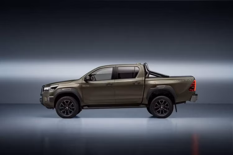 Động cơ kết hợp với động cơ diesel 4 xi-lanh, dung tích 2.8L tăng áp của Toyota, sản sinh công suất 201 mã lực và mô-men xoắn cực đại 501 Nm. Một cụm pin lithium 48V nhỏ cung cấp năng lượng cho động cơ và là hệ thống hybrid nhẹ nên xe không có chế độ chỉ dùng điện.