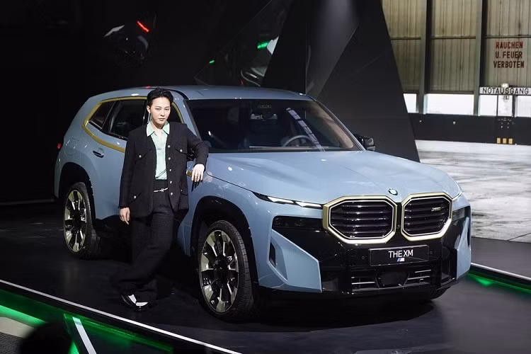 Vào hôm 28/3/2023 vừa qua, hãng BMW đã giới thiệu mẫu SUV hạng sang XM ở thị trường Hàn Quốc. Xuất hiện trong sự kiện này ngoài ban lãnh đạo của BMW Hàn Quốc còn có nam ca sỹ G-Dragon của ban nhạc Big Bang.
