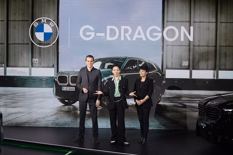 Sự góp mặt của thủ lĩnh nhóm Big Bang trong sự kiện ra mắt BMW XM đã khiến nhiều fan hâm mộ thích thú. Được biết, bản thân G-Dragon cũng là một nam nghệ sỹ chơi xe có tiếng tại Hàn Quốc.
