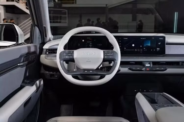 Riêng bản GT-Line cao cấp nhất tạo sự khác biệt bằng "lưới tản nhiệt kỹ thuật số" (Digital Pattern Lighting Grille), tích hợp các đèn LED nhỏ, đèn pha gồm 12 bóng LED chia thành 2 hàng dọc, cản trước, cản sau và baga nóc thể thao hơn.