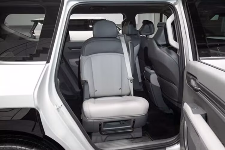 Giá xe Kia EV9 2024 cho phiên bản Air là 76,71 triệu Won (khoảng 1,34 tỷ đồng). Trong khi đó, con số tương ứng của phiên bản GT-Line là 87,81 triệu Won (1,53 tỷ đồng).