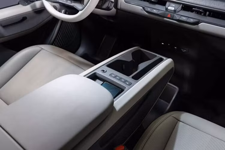 Tại thị trường Hàn Quốc, mẫu SUV điện Kia EV9 2024 được trang bị cụm pin lithium-ion với dung lượng 99,8 kWh, cho phép xe chạy được quãng đường dài nhất là 501 km. Tùy phiên bản, xe sẽ dùng mô-tơ điện mạnh 201 mã lực, 215 mã lực và 380 mã lực trong khi mô-men xoắn cực đại dao động từ 350 - 700 Nm.