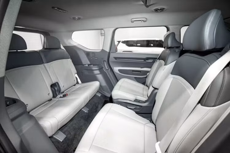 Sau khi áp dụng trợ giá của chính phủ Hàn Quốc dành cho ôtô điện, 2 phiên bản của Kia EV9 2024 có giá chỉ còn 73,37 triệu Won (1,28 tỷ đồng) và 83,79 triệu Won (1,46 tỷ đồng).
