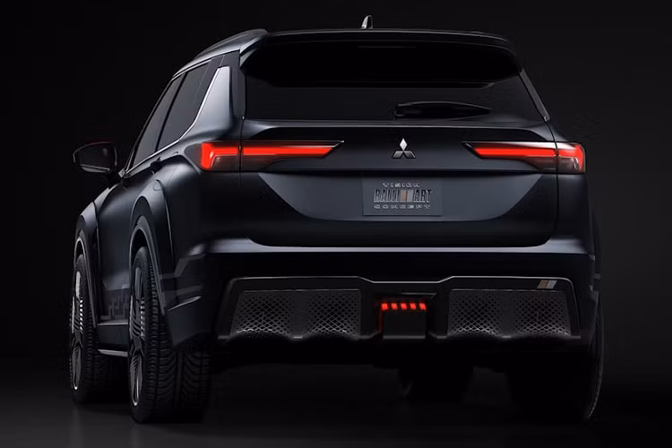 Lần gần đây nhất, Mitsubishi Outlander đã có 1 phiên bản đặc biệt mang tên gọi 40th Anniversary Edition.với điểm nhấn là ngoại thất xe được sơn màu đen Black Diamond với nóc màu đồng logo "Mitsubishi Motors 40 Years In America" ở cột C và cụm điều khiển trung tâm trong xe...