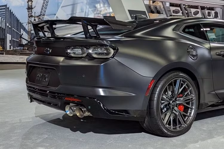 Đây là lần thứ hai Chevrolet Camaro bị khai tử. Mẫu xe thể thao cơ bắp này được ra mắt vào năm 1966 và nhanh chóng trở thành đối thủ "khó chịu" của Ford Mustang. Sau đó, xe trải qua 4 thế hệ trước khi bị khai tử lần đầu tiên vào năm 2002.