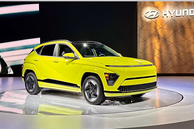 Hãng xe Hàn Quốc chính thức công bố giá bán cho tất cả phiên bản Hyundai Kona 2024 mới. Tuy nhiên, phiên bản thuần điện Hyundai Kona Electric 2024 vẫn chưa có giá bán và chỉ được công bố vào cuối thu 2023.
