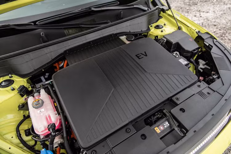 Riêng phiên bản thuần điện Kona Electric sẽ có 2 tùy chọn công suất. Phiên bản thấp sẽ trang bị một động cơ điện duy nhất, nhưng có 2 mức công suất 133 và 201 mã lực, cùng với mô-men xoắn 255 Nm.