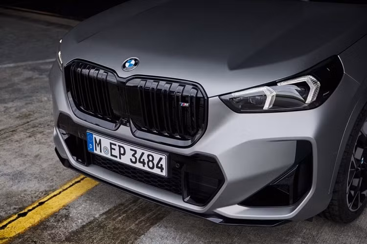 Điểm nhấn tiếp theo của BMW X1 M35i xDrive 2023 là hệ thống treo thể thao M, giúp hạ thấp chiều cao gầm thêm 15 mm, và hệ thống lái thể thao. Trong khi đó, hệ thống phanh M Compound là trang bị tùy chọn của xe, bao gồm đĩa phanh thông gió có đường kính 385 mm phía trước, đi kèm cùm phanh 4 piston.