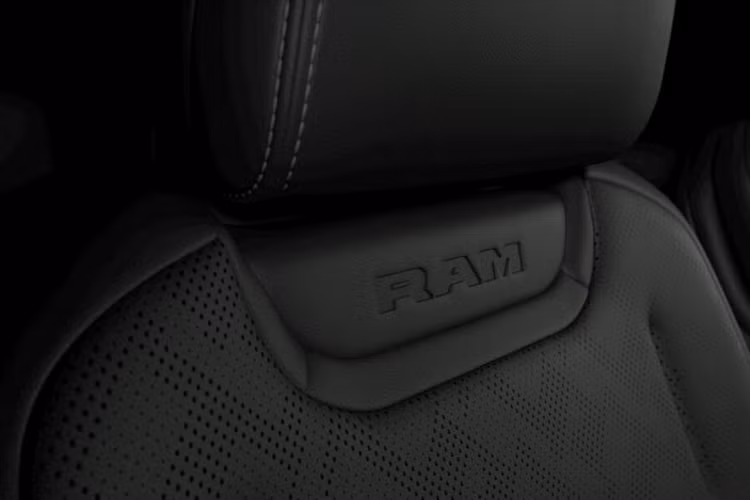 Tương tự các đàn anh cùng thương hiệu Ram, Rampage cũng có thiết kế "cơ bắp" và vuông vức. Trên mẫu xe bán tải cỡ nhỏ này có nhiều chi tiết màu đen như cản trước, lưới tản nhiệt, ốp cua lốp và logo trước/sau.