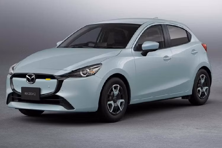 Trước thời điểm ra mắt, Mazda2 2023 đã bị bắt gặp tại Thái Lan khi đang được vận chuyển đến đại lý. Qua hình ảnh này, có thể thấy Mazda2 2023 tại Thái Lan sở hữu thiết kế giống với xe ở Nhật Bản và châu Âu. Ở phiên bản mới, mẫu xe cỡ B này vẫn có 2 kiểu dáng là sedan và hatchback. So với phiên bản cũ, Mazda2 2023 chỉ thay đổi nhẹ trong thiết kế ngoại thất, tập trung chủ yếu ở khu vực đầu xe.
