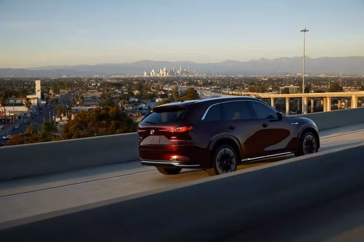 Và dù phiên bản tiêu chuẩn, nhưng CX-90 3.3 Turbo Select được trang bị một loạt hệ thống an toàn chủ động hỗ trợ người lái như kiểm soát hành trình radar bao gồm tính năng dừng và đi, hỗ trợ giữ làn với cảnh báo chệch làn, cảnh báo phương tiện cắt ngang phía sau. Ngoài ra, xe còn trang bị màn hình giám sát điểm mù, hỗ trợ phanh chủ động thông minh trong phố, cảnh báo người lái mất tập trung và cảnh báo hành khách hàng ghế sau...