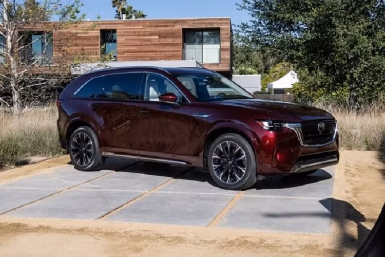 Cao cấp nhất là phiên bản CX-90 3.3 Turbo Premium Plus; nội thất cao cấp hơn với đồng hồ lái kỹ thuật số 12,3 inch, vô lăng tích hợp sưởi, ghế trước chỉnh điện 8 hướng, bọc da Nappa đi kèm sưởi và thông gió. Ngoài ra, phiên bản này còn có gương chiếu hậu bên ngoài gập điện kèm với chống chói tự động, gạt nước phía sau có chức năng tan băng, sưởi ấm hàng ghế thứ 2 và nguồn cấp điện cho khoang hành lý.